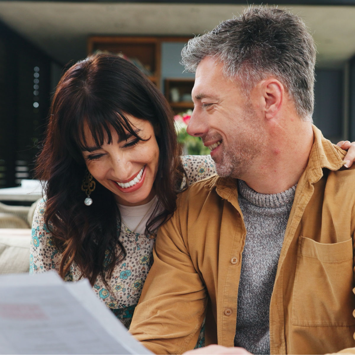 Pareja feliz revisando documentación