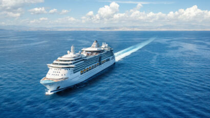 Crucero navegando por el océano.