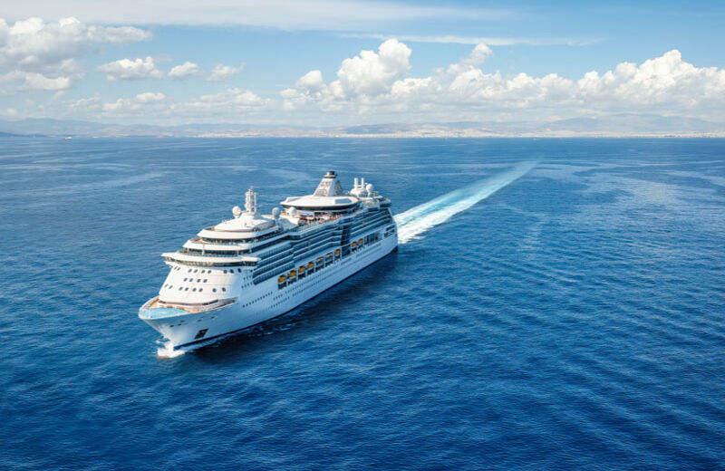 Crucero navegando por el océano.