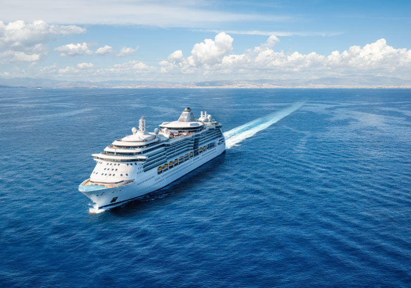 Crucero navegando por el océano.