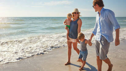 Familia paseando en la playa