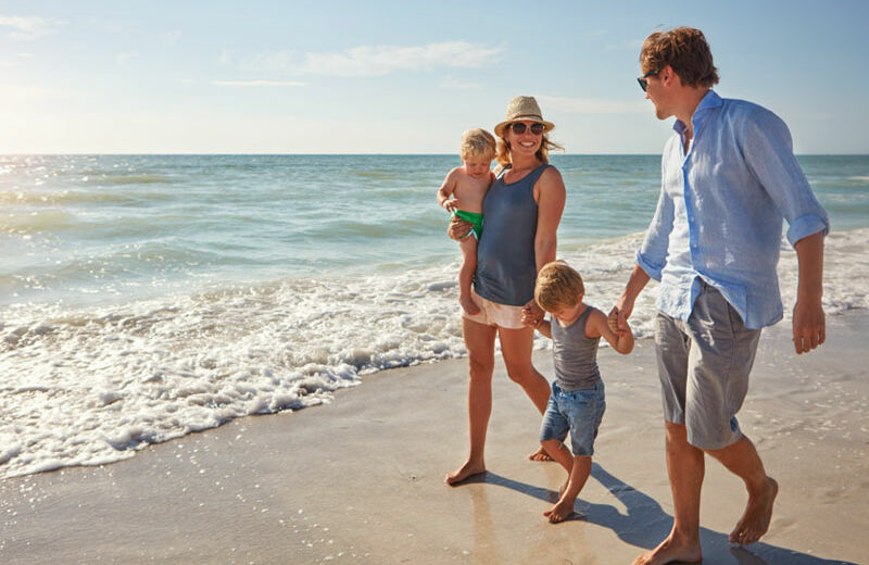 Familia paseando en la playa