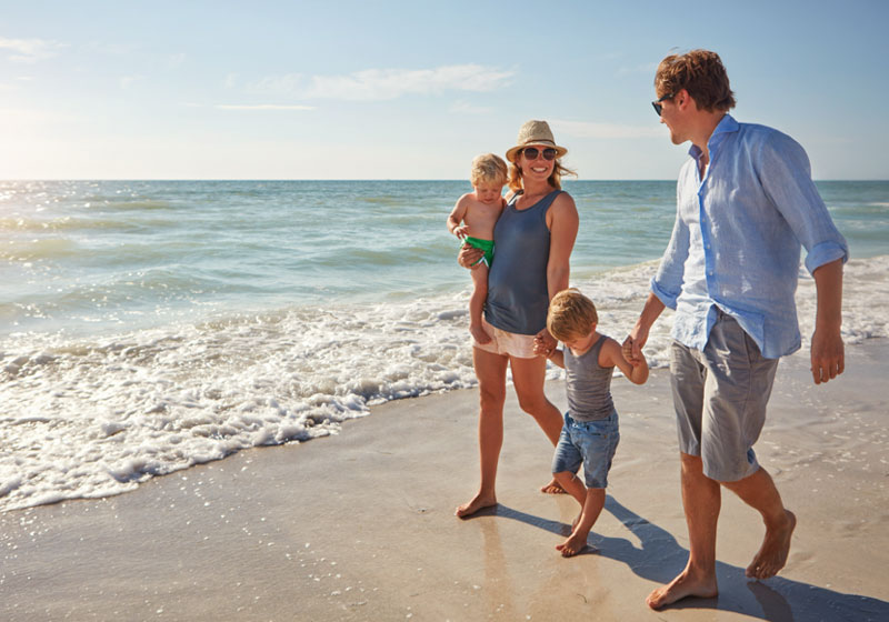Familia paseando en la playa
